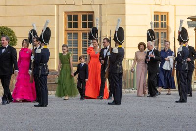 Värvilistes kleitides kuninglik perekond Drottningholmi lossi ees 14.09
