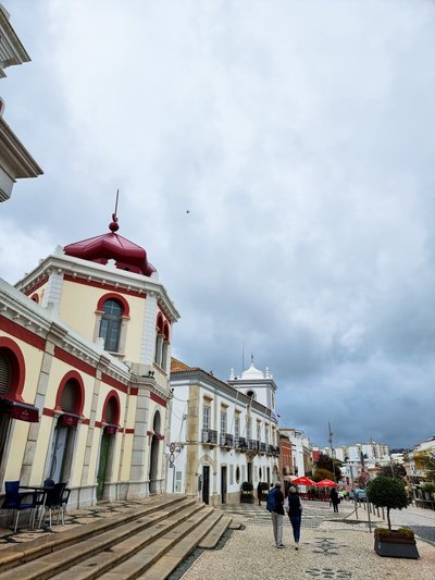 Loulé’i kindluses ja roosade kuplitega turuhoone