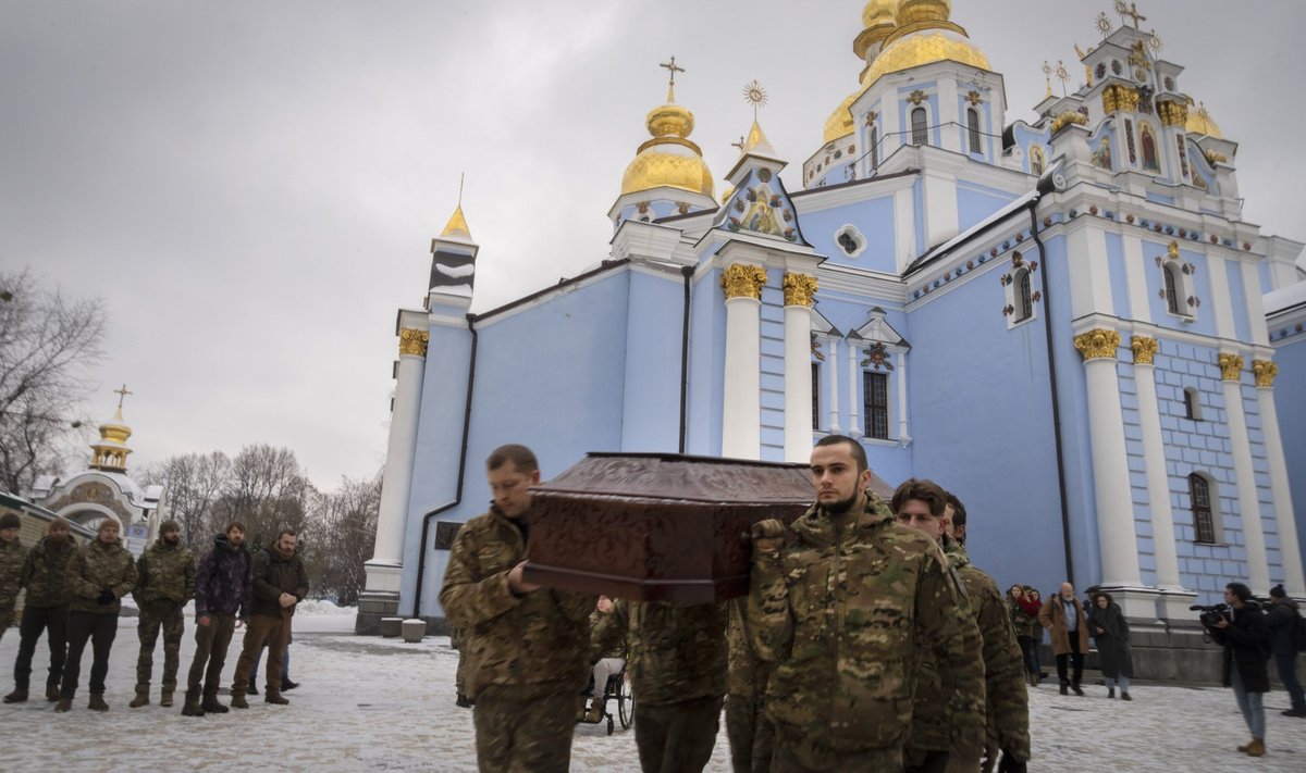 SÕDA ON KARM: Parameedikutest vabatahtlikud kannavad Kiievis kirstu oma kaaslase, rootslase Nikola Mirovici surnukeha, kes sai rindejoonel Donetski piirkonnas surma ühe haavatud Ukraina sõduri päästmisel.