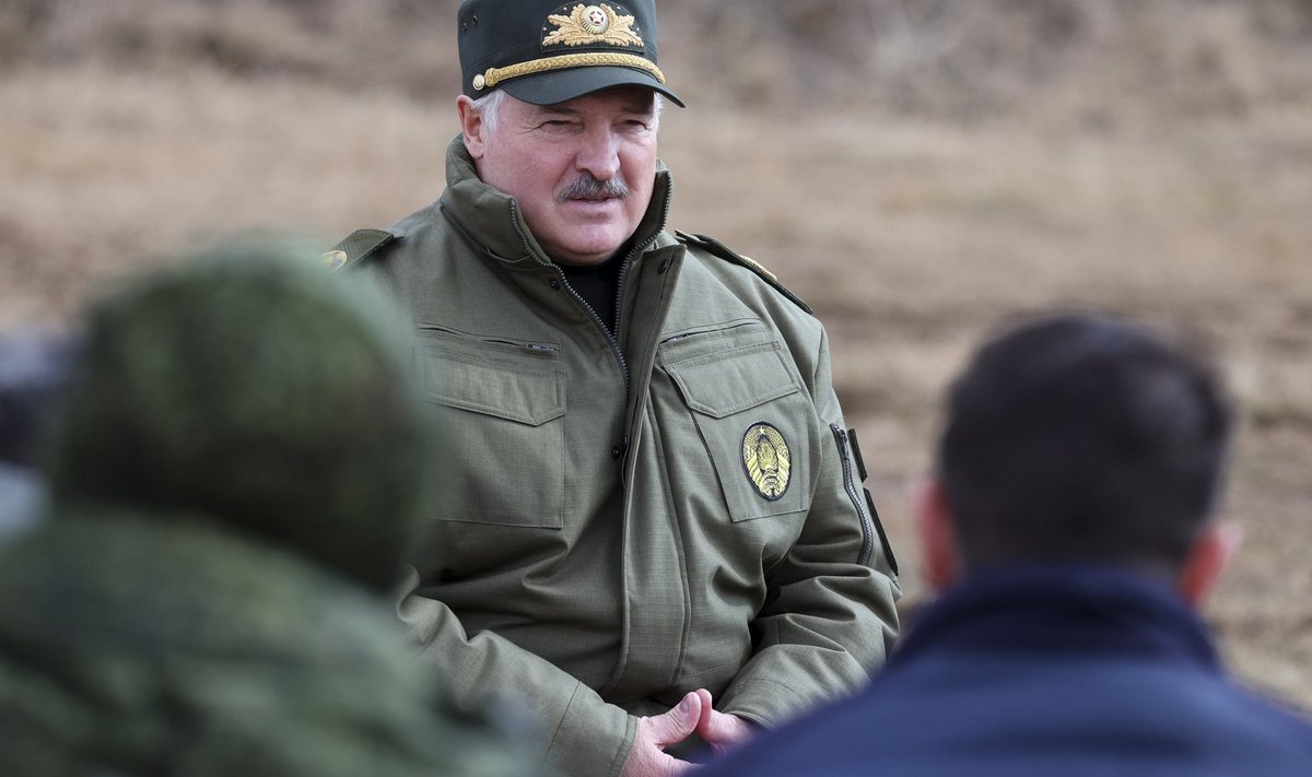 Valgevene diktaator Aljaksandr Lukašenka räägib aeg-ajalt sõjast, paneb selga sõjaväevormi ning nuriseb sõdurite ees väidetava naaberriikide provokatsiooni üle piiril.