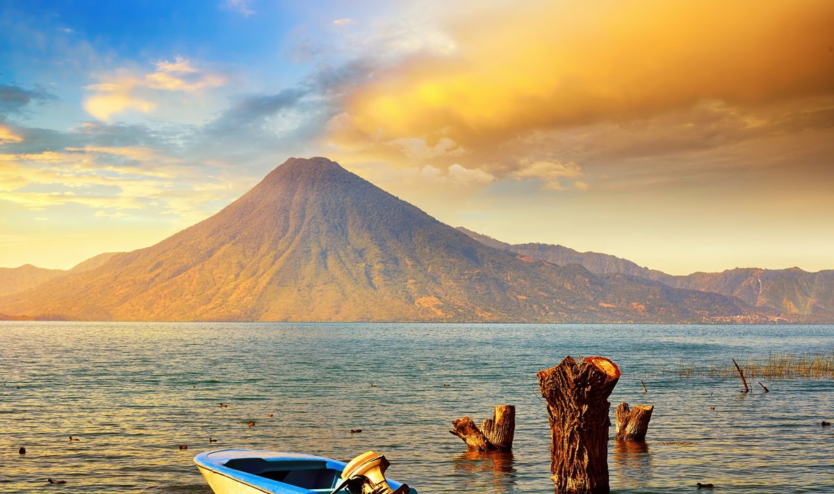 TULEMÄGEDEST PIIRATUD: Atitláni järve ümbritseb koguni kolm vulkaani.
