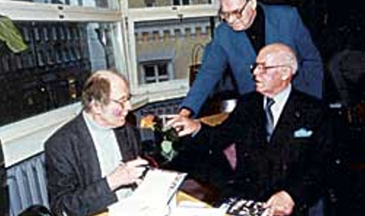 VANAMEISTRID: Oskar Kruus (keskel) koos Jaan Krossi ja Lennart Meriga Tallinnas Kirjanike majas, novembris 2003. Anne-Malle Hallik