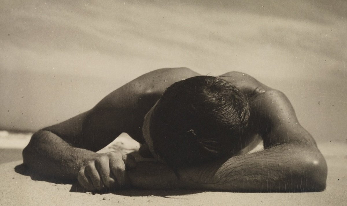 Max Dupaini kuulus foto "Sunbaker" (1937) / Wikimedia Commons, vabakasutuseks