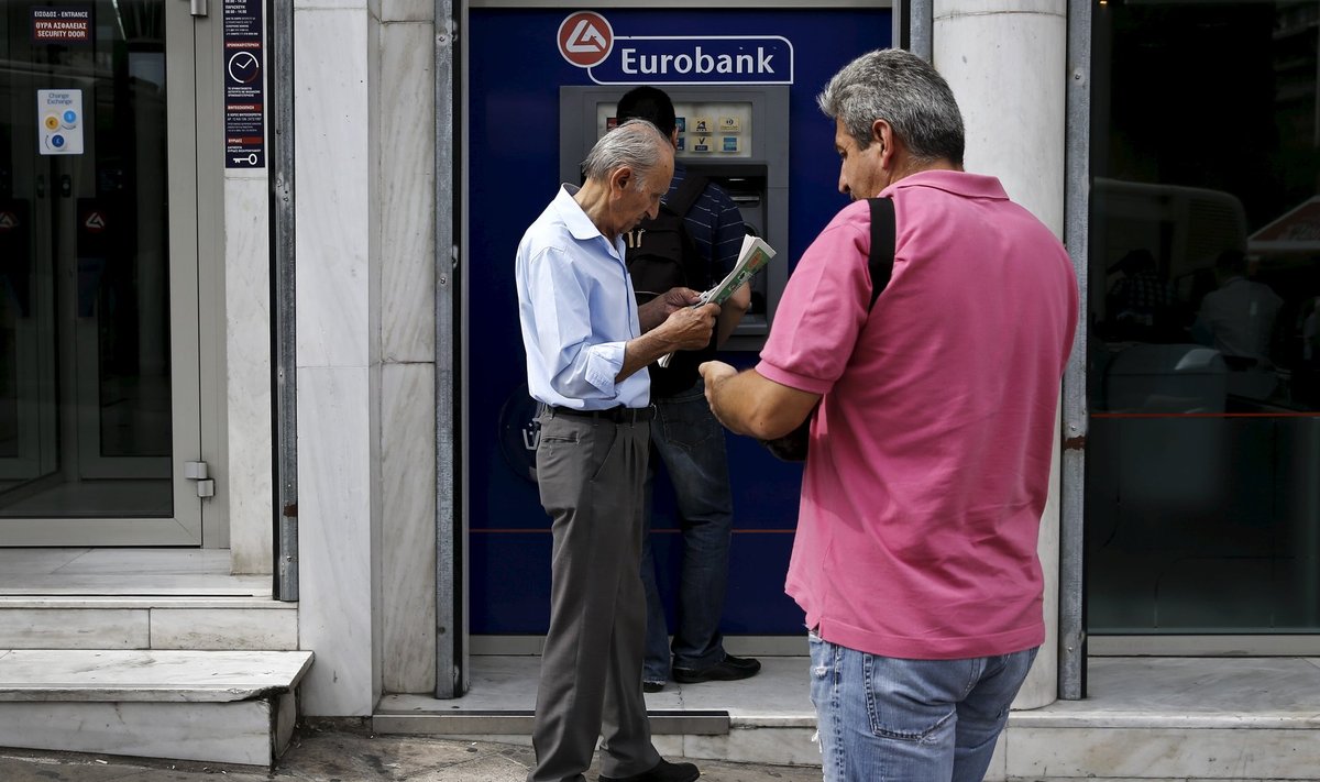 Kreeka pankadest võeti laupäeval ja pühapäeval välja tohutuid summasid. Automaadi taga järjekorras oli aega lugeda viimaseid murettekitavaid uudiseid.