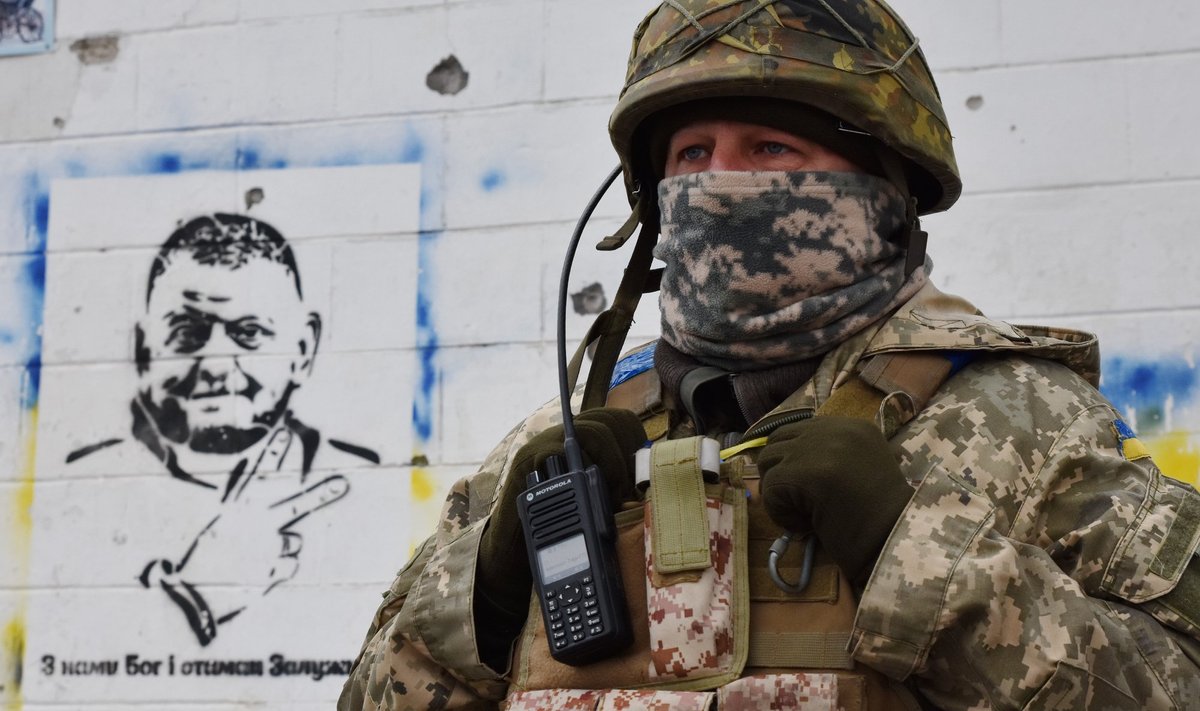 Ukrainlased annavad ülemjuhataja pildi all teada edukast operatsioonist vasakkaldal