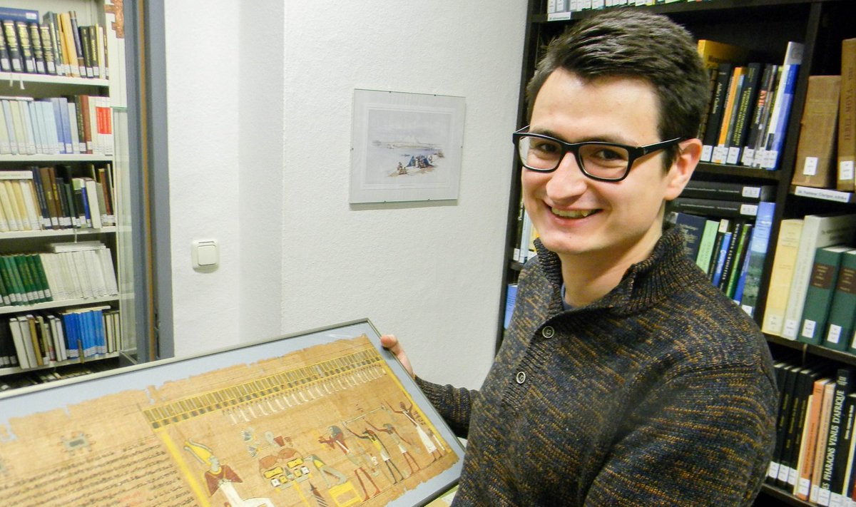 Magistrant Siim Haltsonen näitab Kölni ülikoolile kuuluvat Vana-Egiptuse surnuteraamatut.