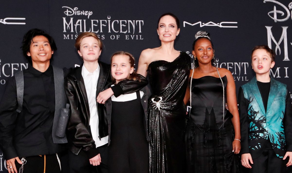Анджелина Джоли с детьми на премьере "Малефисенты"