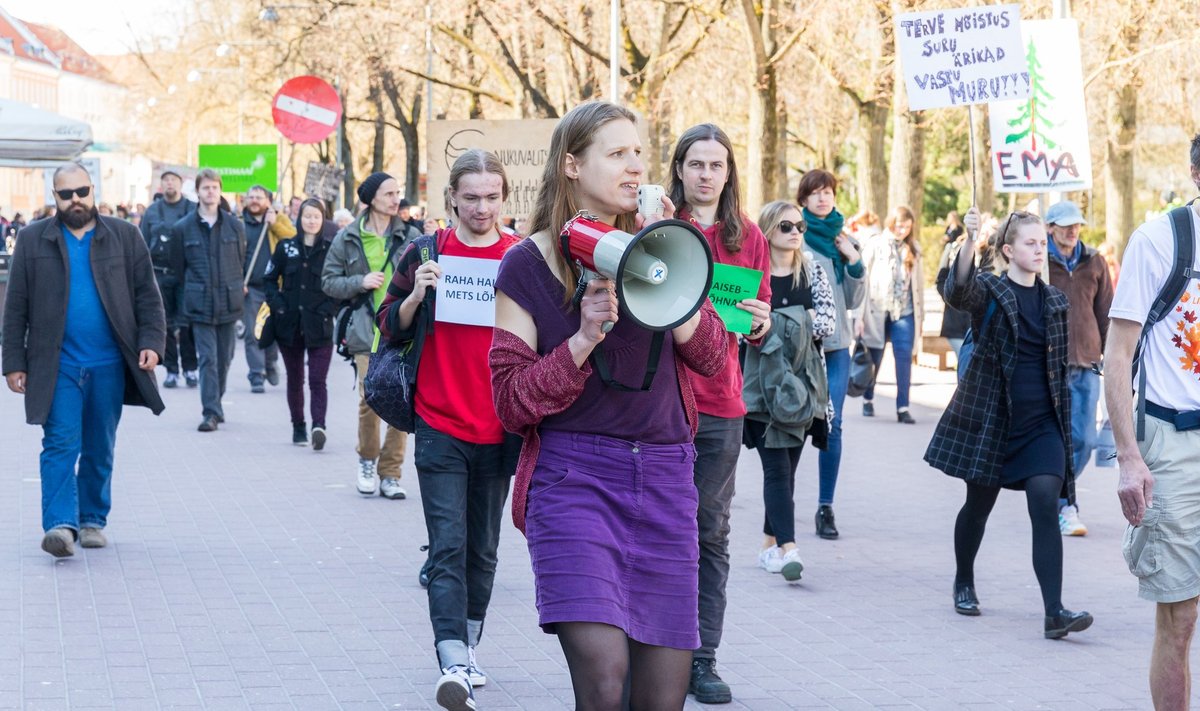 Keskkonnaaktivsti argipäev. Linda-Mari Väli, ruupor käes, juhtimas protestiaktsiooni tselluloositehase rajamise vastu.