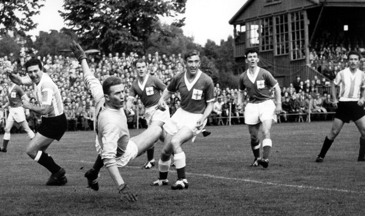 Кадр из матча Аргентина - Северная Ирландия на чемпионате мира 1958 года.