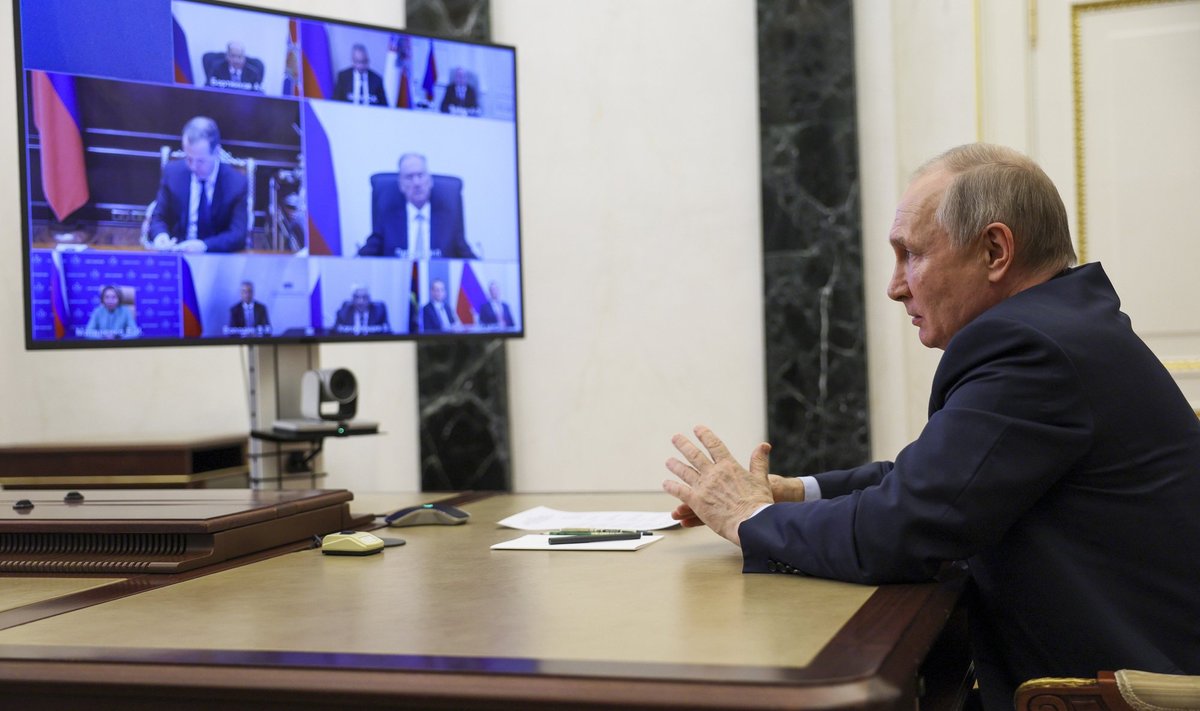 Putin vaatab televiisorit (tegelikult on pildil julgeolekunõukogu istung).