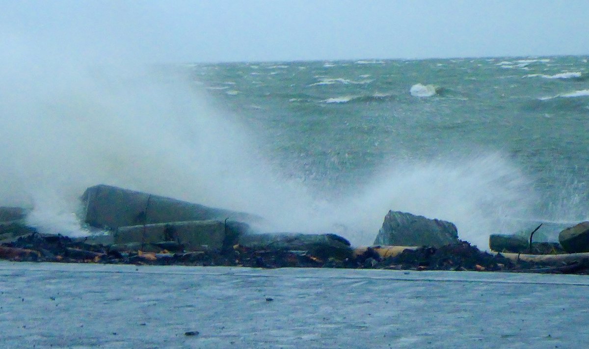 pühapäeval saaremaal torm, lained ja tuul
