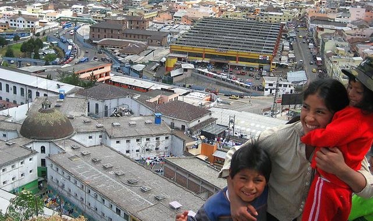 GARCIA MORENO VANGLA: Quito südalinna lähistel paiknev ülerahvastatud kinnipidamisasutus (taamal) on tuntud vangide ülestõusude poolest. Kui mäss langeb külastuspäevale, jäävad lõksu kõik, kes sel hetkel vanglas sees - nii kinnipeetavate naised ja lapsed,