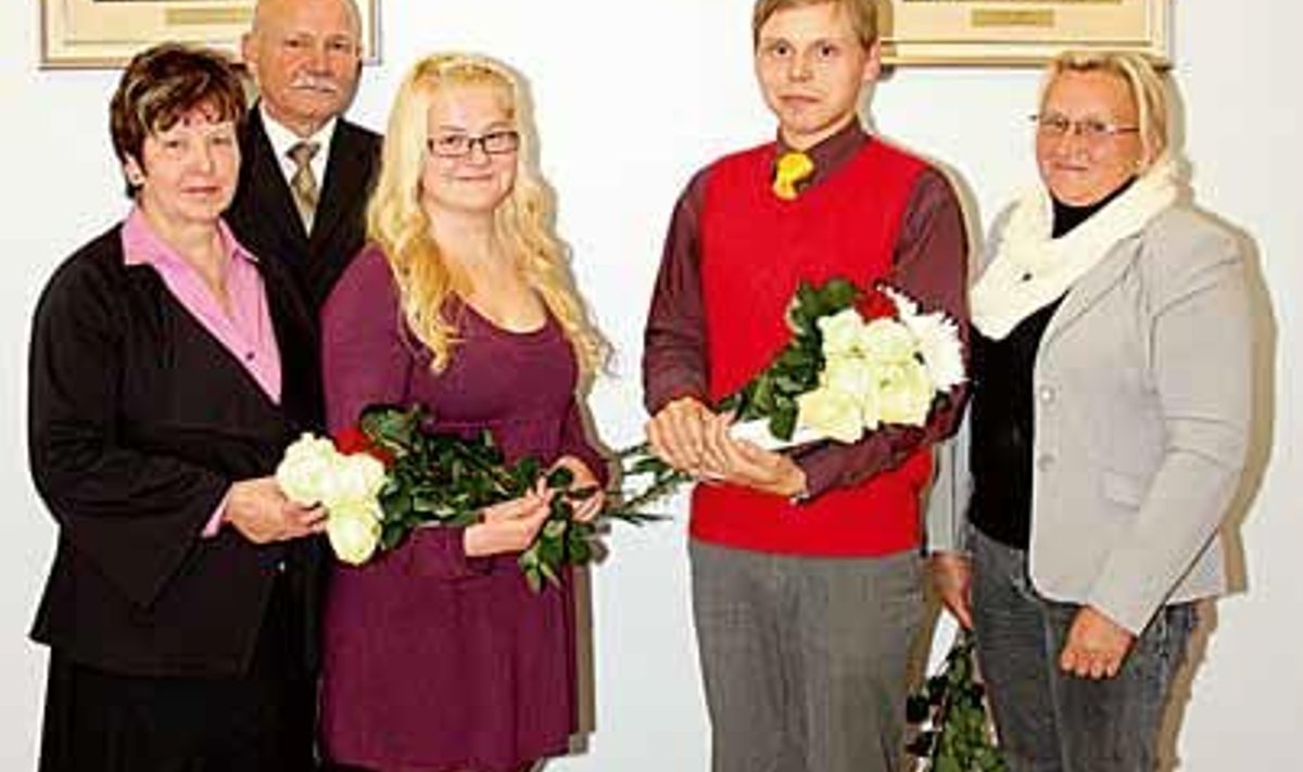 Jaan Depmani nimelise üliõpilasstipendiumi laureaadid Jaana Mihailišina ja Egert Markus vanematega. Foto: Alar Karu
