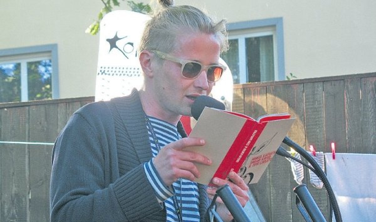 Mihkel Kaevats ühes suveõhtusumedas Uues Maailmas Kapsaste aias oma uuest raamatust ette lugemas.