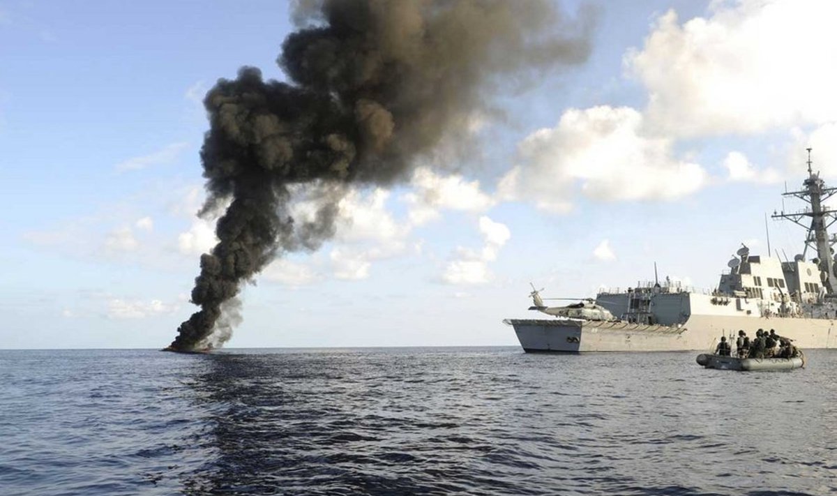 Pihtas, põhjas! Horisondil tossab Somaalia piraatide alus, mille USA sõjalaev on äsja kahjutuks teinud. Tulevikus hakkavad samamoodi piraate küttima vaprad eesti mehed. (AFP US NAVY Cassandra Thomson / Scanpix)