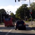 Punasega üle ristmiku sõitnud bussijuht ei pidurdanud, kuna kartis, et reisijad võivad kukkuda