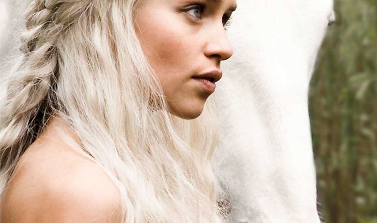 Õpib keelt: Daenerys Targaryenina (Emilia Clarke) ­pannakse “Troonide mängus” mehele doth­raki valitsejale ning peavad mõlemad – nii näitlejanna kui tema kehastatav printsess – õppima võõrast keelt. (HBO)