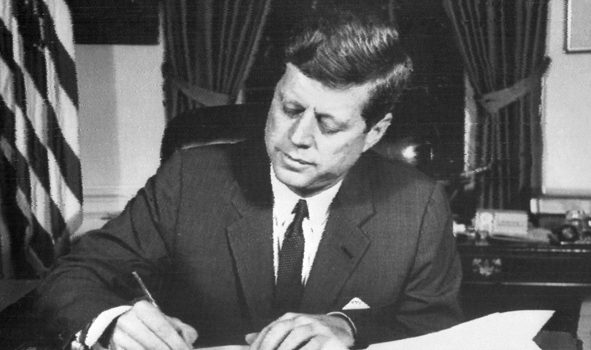 USA president John F. Kennedy allkirjastas Kuuba raketikriisi ajal korralduse kehtestada Kuuba vastu mereblokaad.