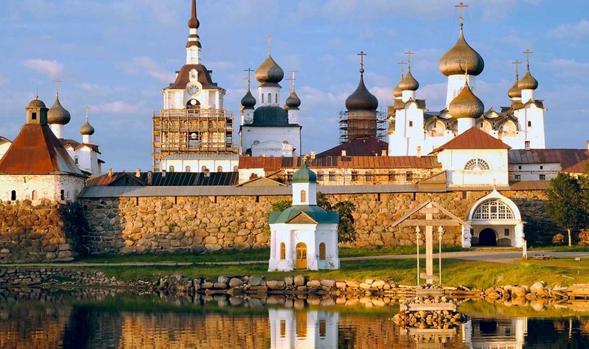 Öövalges: UNESCO maailmapärandi nimistusse kantud Solovetsi klooster oli 16. sajandil Põhja-Venemaa olulisim õigeusu klooster ja 1930ndatel õõvastavaim vangilaager, kust põgenemine oli sama hästi kui võimatu. Pool aastat puhuvad kurjad tuuled, meri jäätub – peites tuisu varju ohtralt salakavalaid lõhesid ja jääkülma vaba vett. Teisel poolel aastast ei paku ööpimedus kaitset peaaegu hetkekski, veel südaöölgi kuldab päike kirikukupleid ja küla.  (Silvia Pärmann)