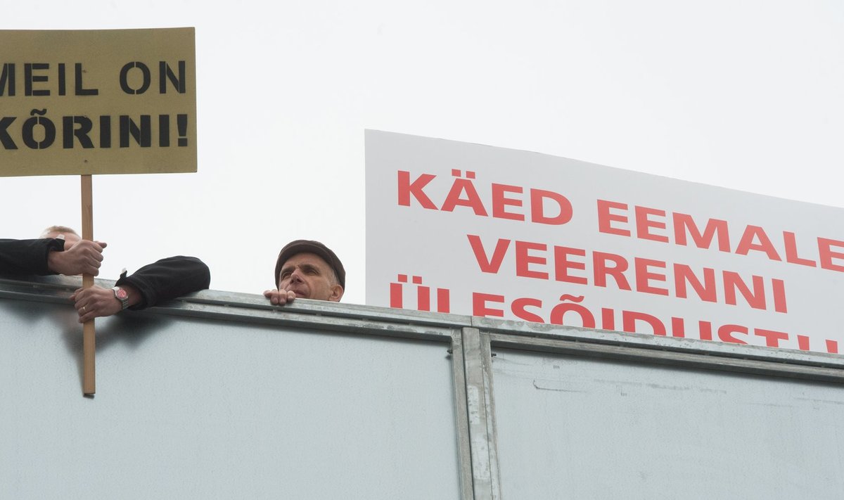 Luite asumi elanikud protestivad Veerenni tänava ülesõidu sulgemise vastu.