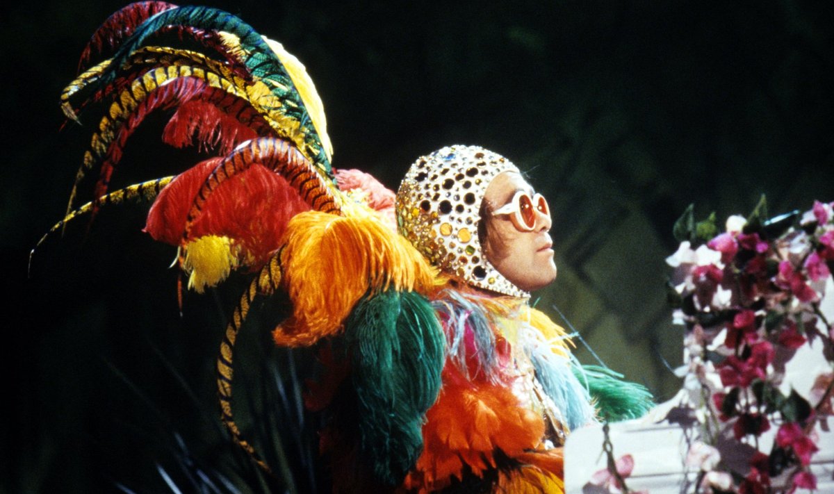 Elton John on tuntud tänu oma kirevatele ja ekstsentrilistele esinemiskostüümidele.
