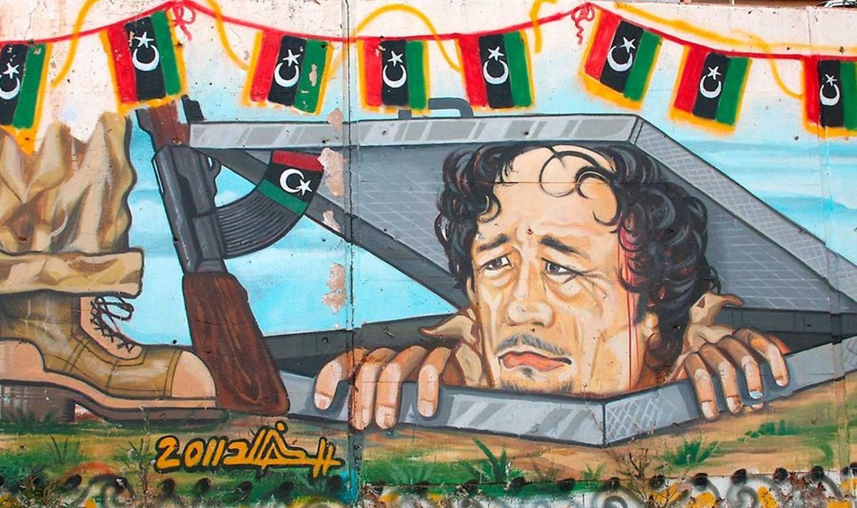 Tänavakunsti: Gaddafi ajal oli grafiti keelatud. Revolutsiooniga tulid artistid põranda alt välja ja muidugi­ mõista oli revolutsiooni­temaatika esma­oluline.  Sel pildil kujutatakse Gaddafi tabamist kanalisatsioonitorust. (Foto: Janno Simm)