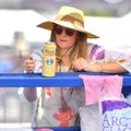 FOTOD: Glamuuritari vaba päev! Vaata, kuidas riietesse mattunud Drew Barrymore lükkab õlut rüübates kaltsukäru