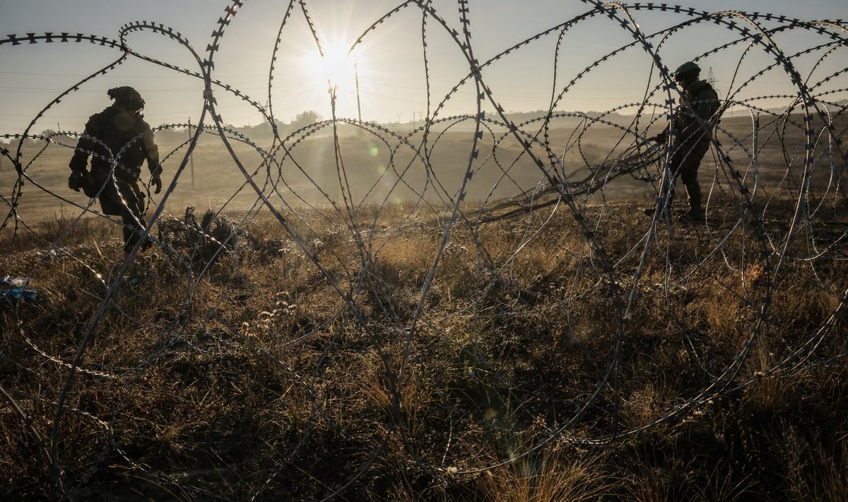 KUIDAS TAKISTADA VENELAST? Sapöörid paigaldavad Tšassiv Jari linna lähedal traattõkkeid. Ukraina on mures, et kaitseliinidest on vähe kasu, kui pole kedagi, kellega neid mehitada.