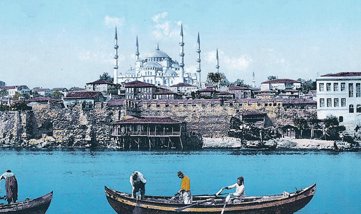 „Janitšaride puu” tegevus toimub 19. sajandi Istanbulis, mis tollal kandis veel Konstantinoopoli nime.