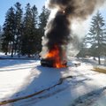 ФОТО | В Нарве дотла сгорел автомобиль
