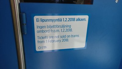 На каждой кабине водителя трамвая висит предупреждение о прекращении продажи билетов с 1 февраля.