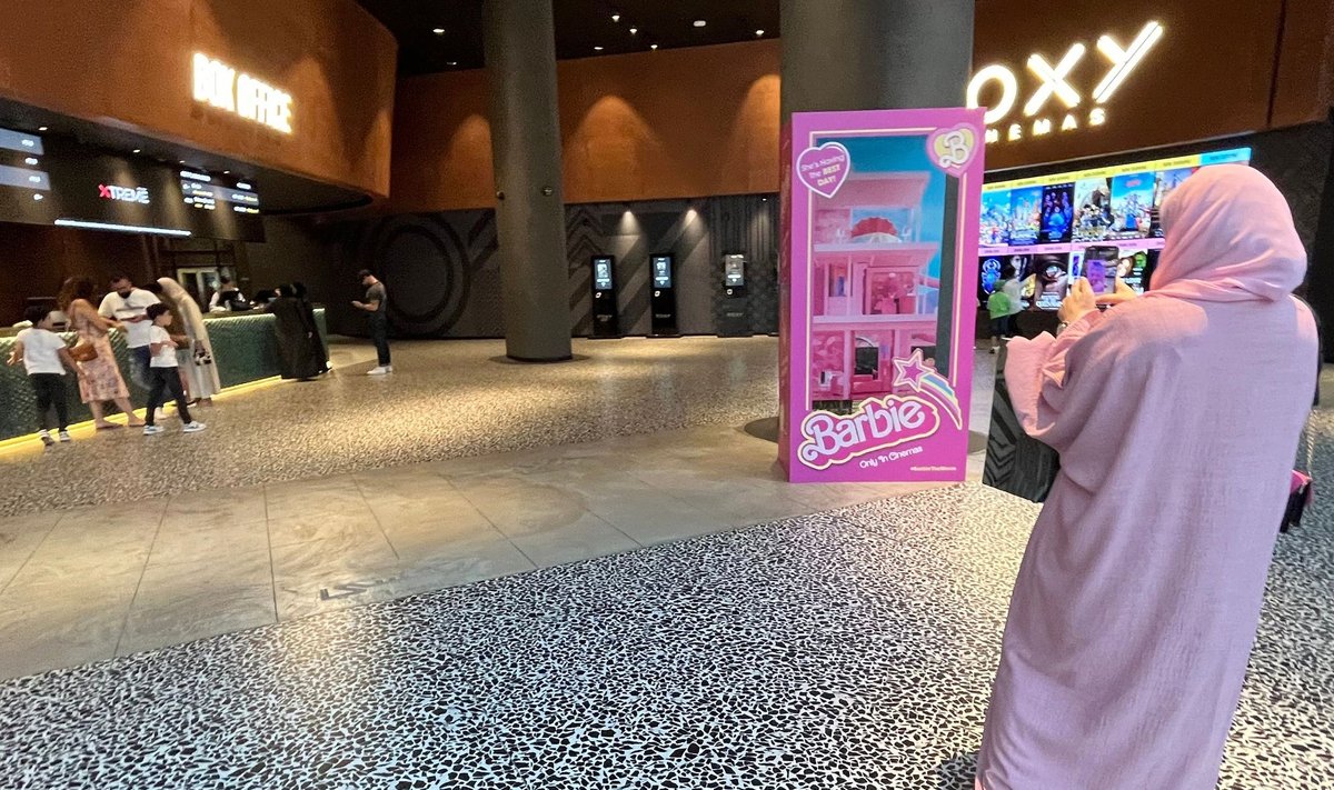 Naine roosas, et minna vaatama Barbie filmi. Foto on illustreeriv!