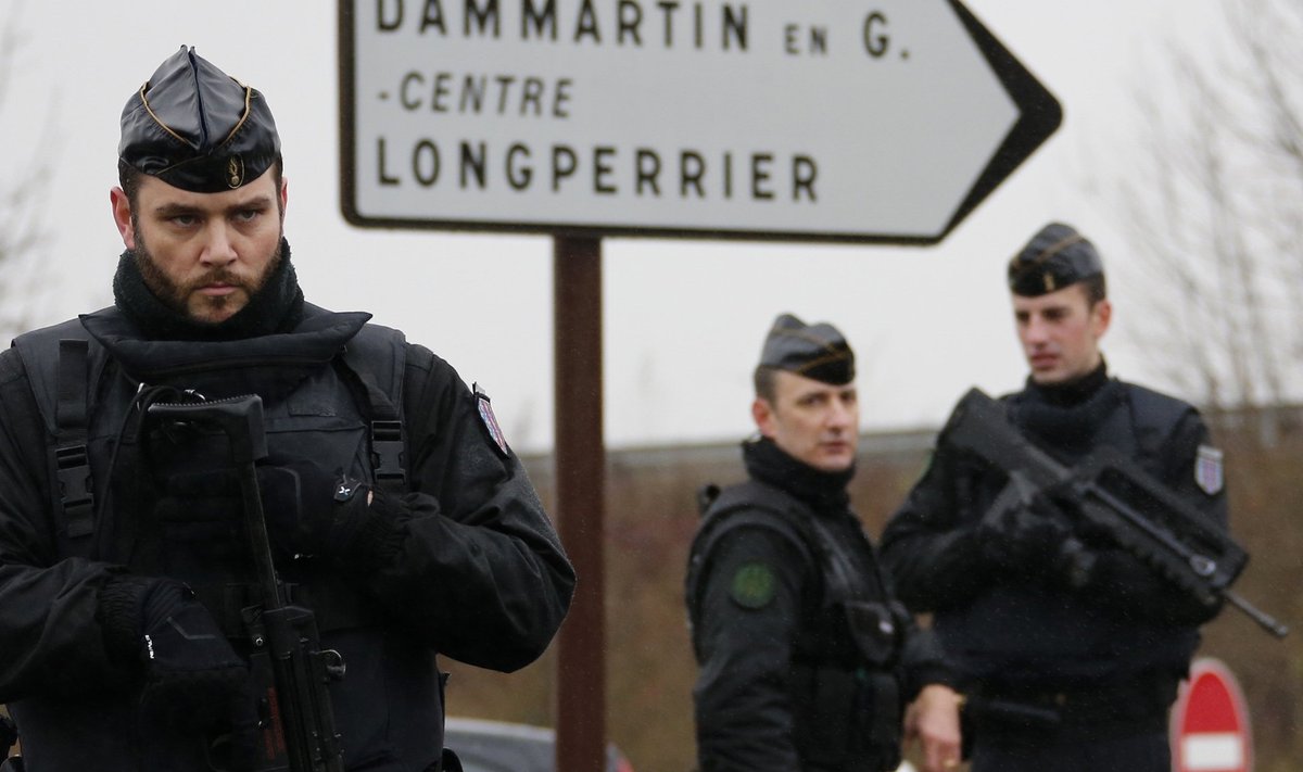 Французские жандармы в оцеплении