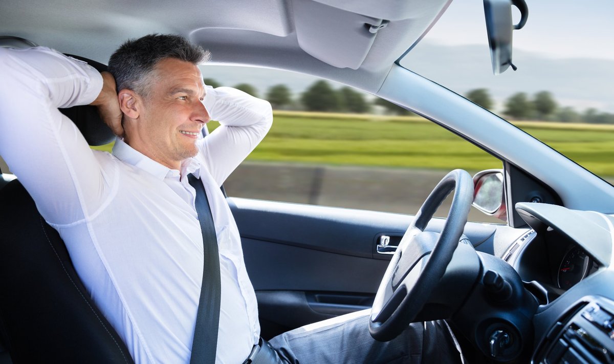 Kui auto sõidab ise, saab end rooli taga mugavalt tunda.