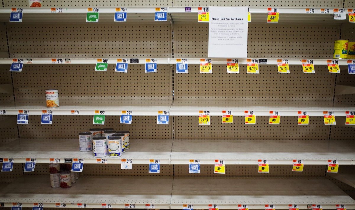 Peaaegu tühjad purgitoidu riiulid eile ühes Washington D.C. supermarketis