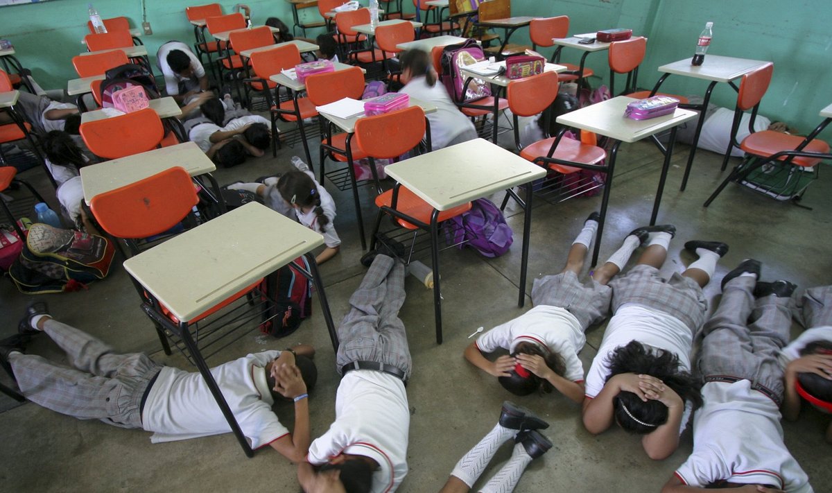 Guerrero osariigi algkooli lapsed harjutavad, kuidas käituda koolitulistamise korral. 