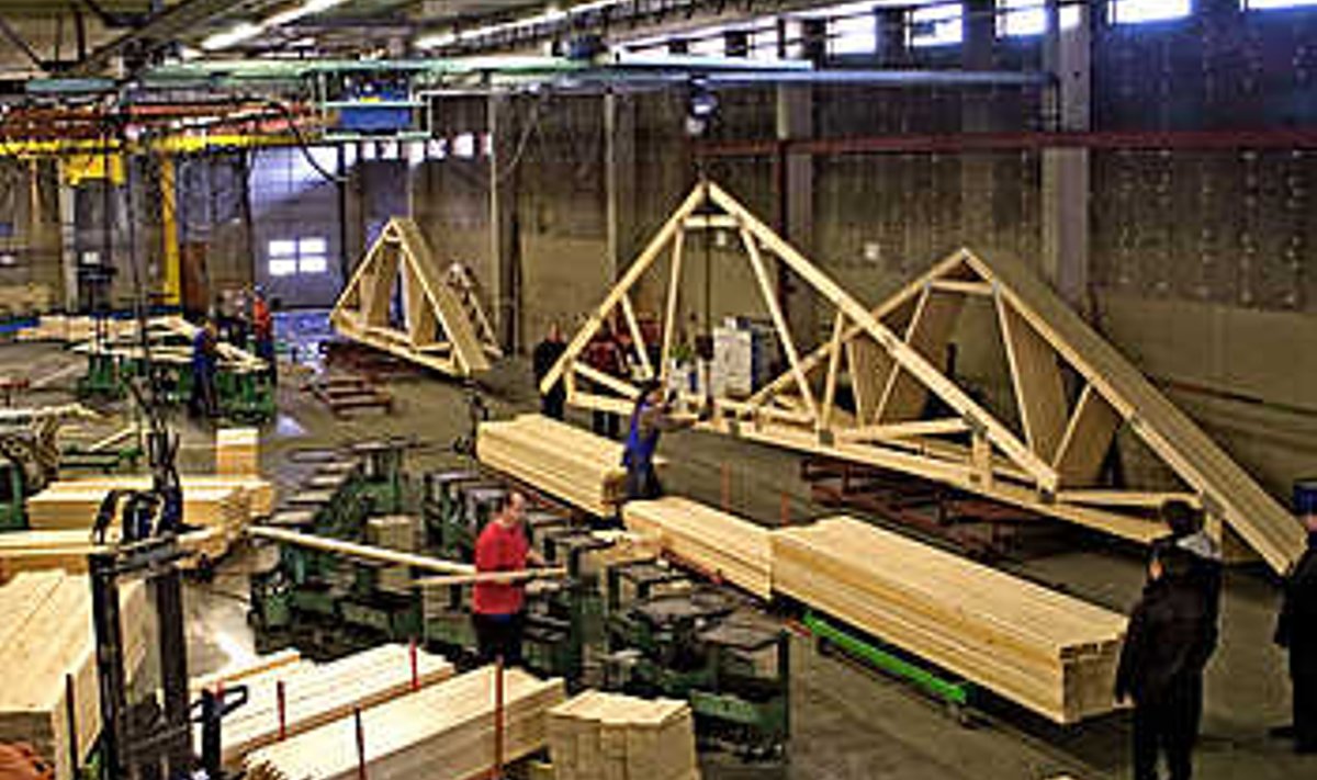 MAJATEHASES: Nii valmivad Finndomo tehases Sonkajärvil ka Eesti Ekspressi kingitava maja katusekonstruktsioonid. Vallo Kruuser