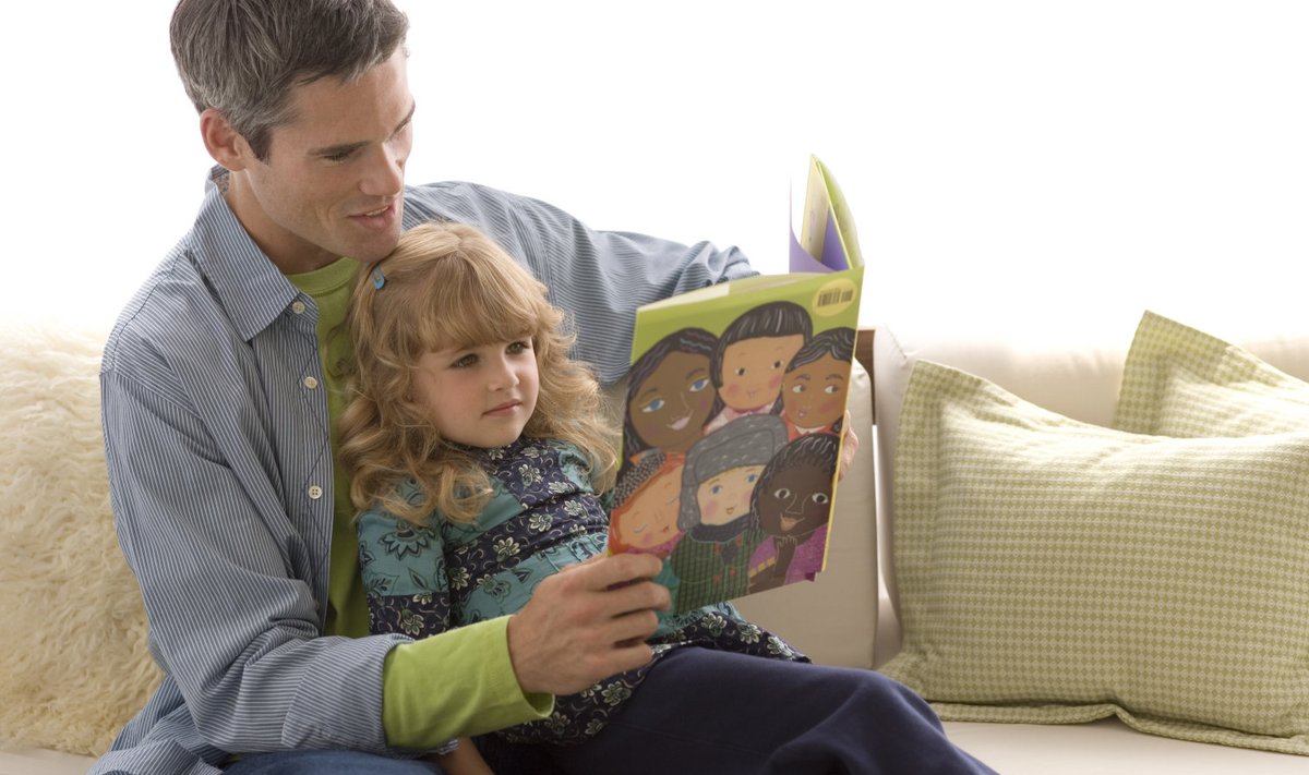 Daddy night. Чтение сказок на ночь. Папа читает на ночь. Папа читает сказку. Чтение на ночь детям.