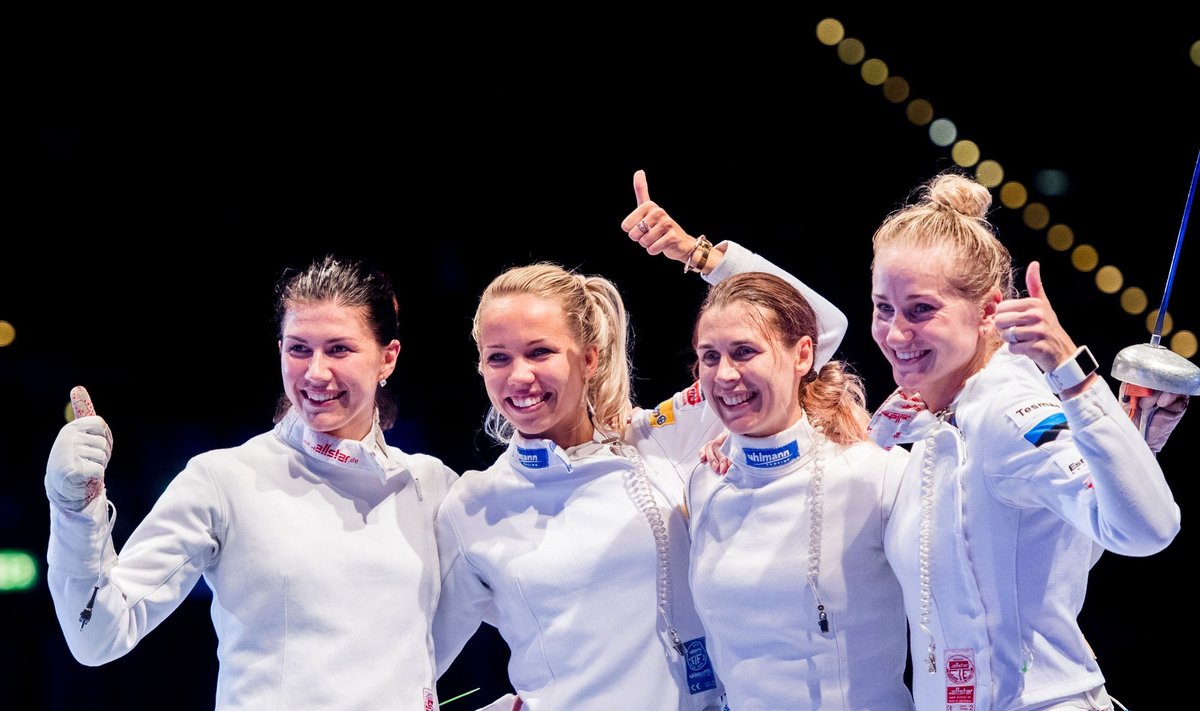 Võidukad Julia Beljajeva (vasakult), Erika Kirpu, Irina Embrich ja Kristina Kuusk MM-tiitli võitmise järel