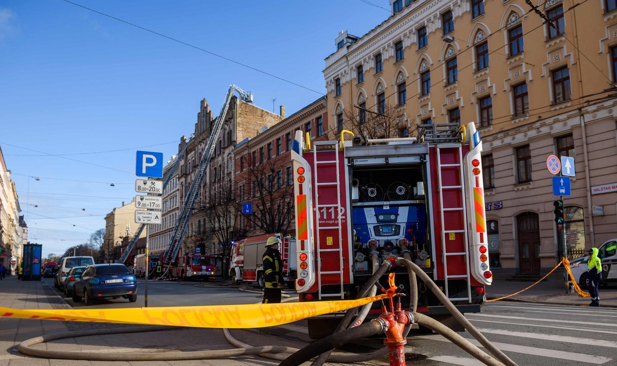 Tuletõrjujatel kulus eile Riia kesklinnas põlenud hoone kustutamiseks tunde.