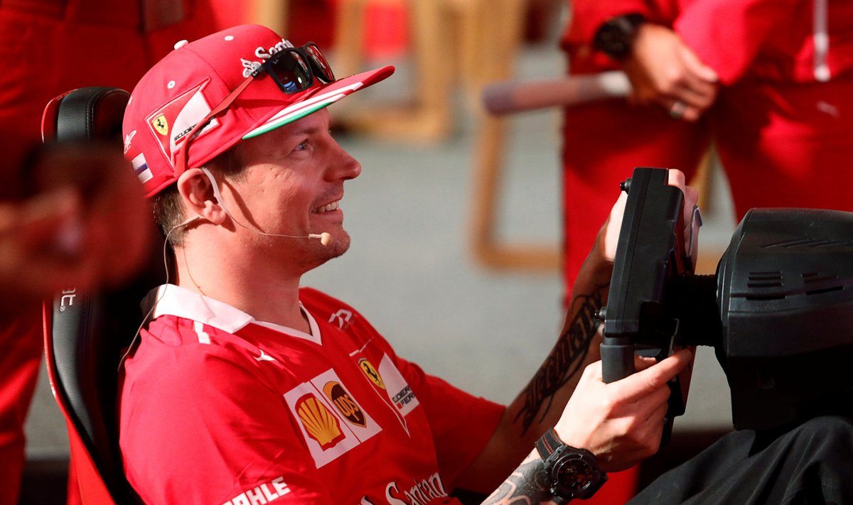 Kimi Räikkönen Mehhikos simulaatoril lustimas.