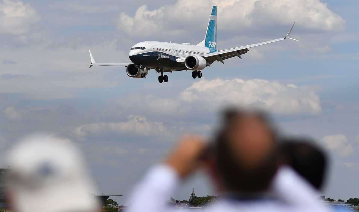 Boeing 737 Max mullu Londoni lennuväljale maandumas. Mitu riiki on selliste lennukite õhkutõusmise ja maandumise ajutiselt keelanud.