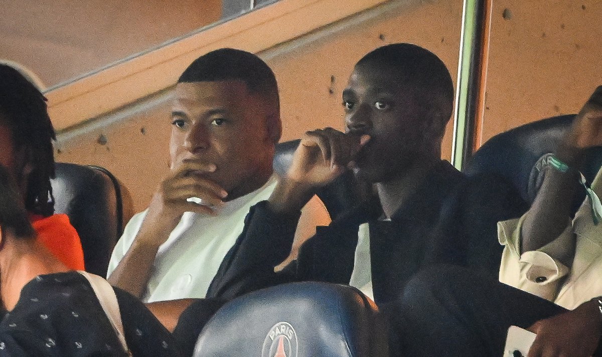 Klubiga vägikaigast vedav Kylian Mbappe (vasakul) ja värskelt liitunud Ousmane Dembele vaatasid eilset matši tribüünilt.