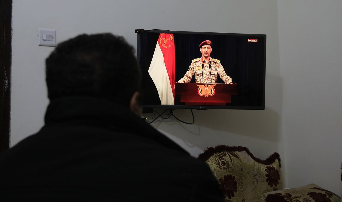 Inimene jälgib huuthi sõjaväe pressiesindajat Yahya Sareat, kes teatab televisiooni vahendusel uuest laevarünnakust.