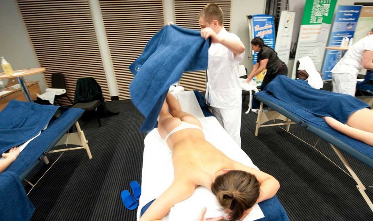 Massaažimodelli magus elu: Kui sõber on masseerija, on pingevaba elu garanteeritud.