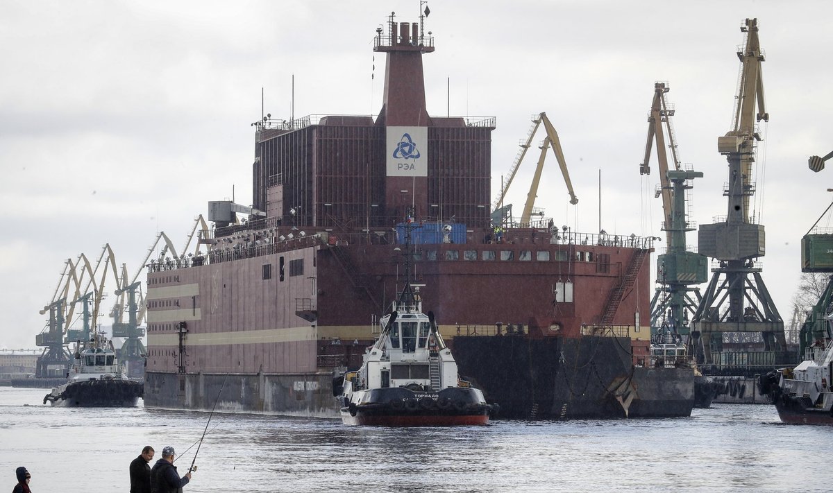 Ujuv tuumajaam Akademik Lomonossov mullu Peterburi sadamas.