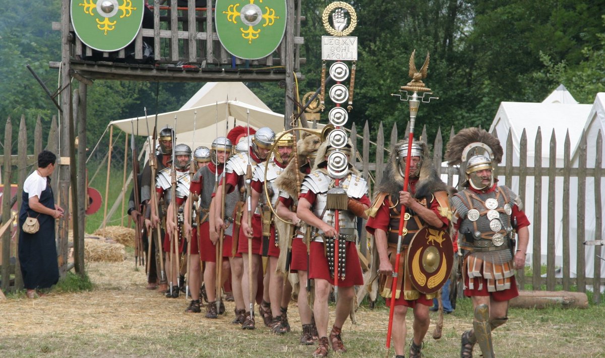 Rooma leegionäre kehastavad autentse riietuse ja relvastusega näitlejad