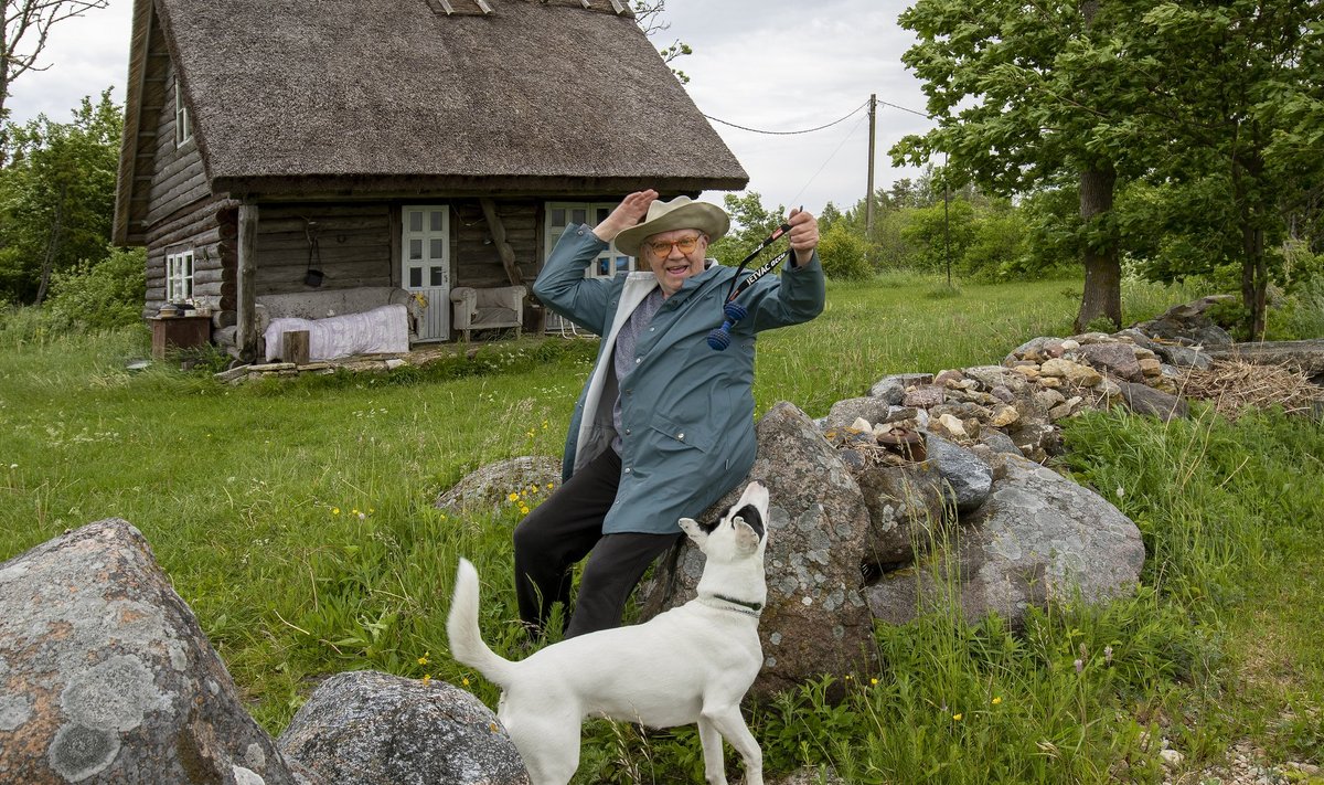 Andrus Vaarik koos Evaga. Koer toodi Lagedilt. Ta ema on bullterjer ja isa laika, nii et pererahvas kutsub teda hellitavalt ka Lagedi Balalaikaks.