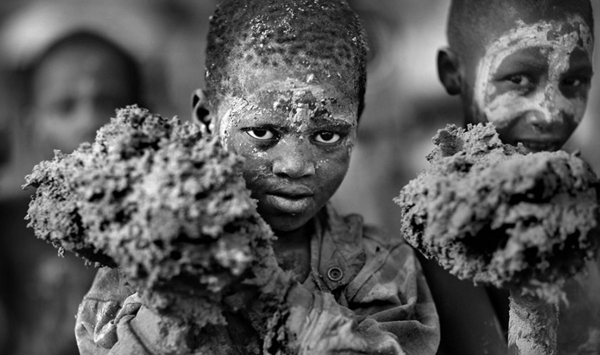 Üks Aasta Fotograafi piltidest: Mali poiss mošee krohvimisel.