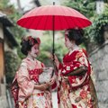 Туристам ограничат доступ в районы Киото из-за приставаний к гейшам